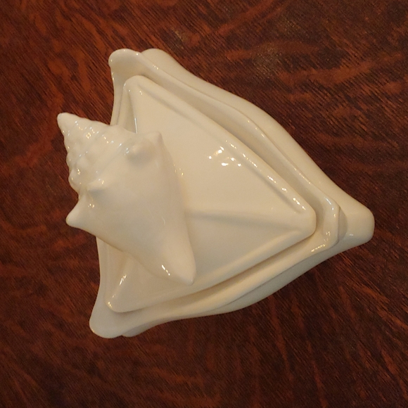 Seashell Porcelain Covered Dish - Picture 3 of 16